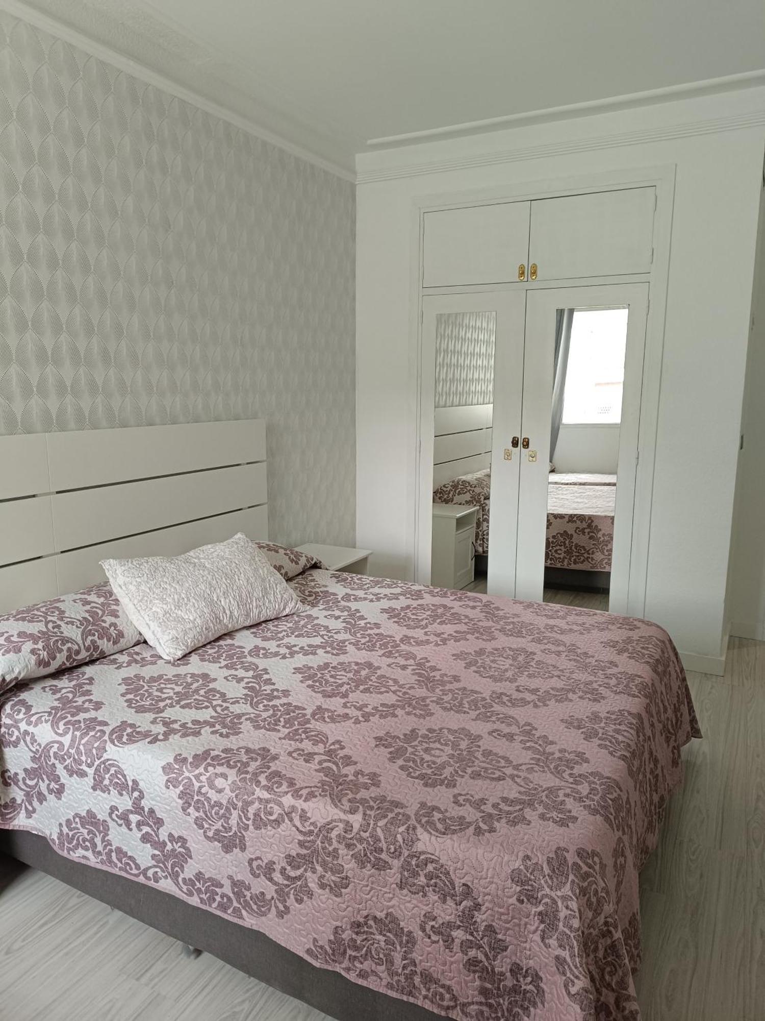 Hostal Fuente Del Pino Хумилья Экстерьер фото